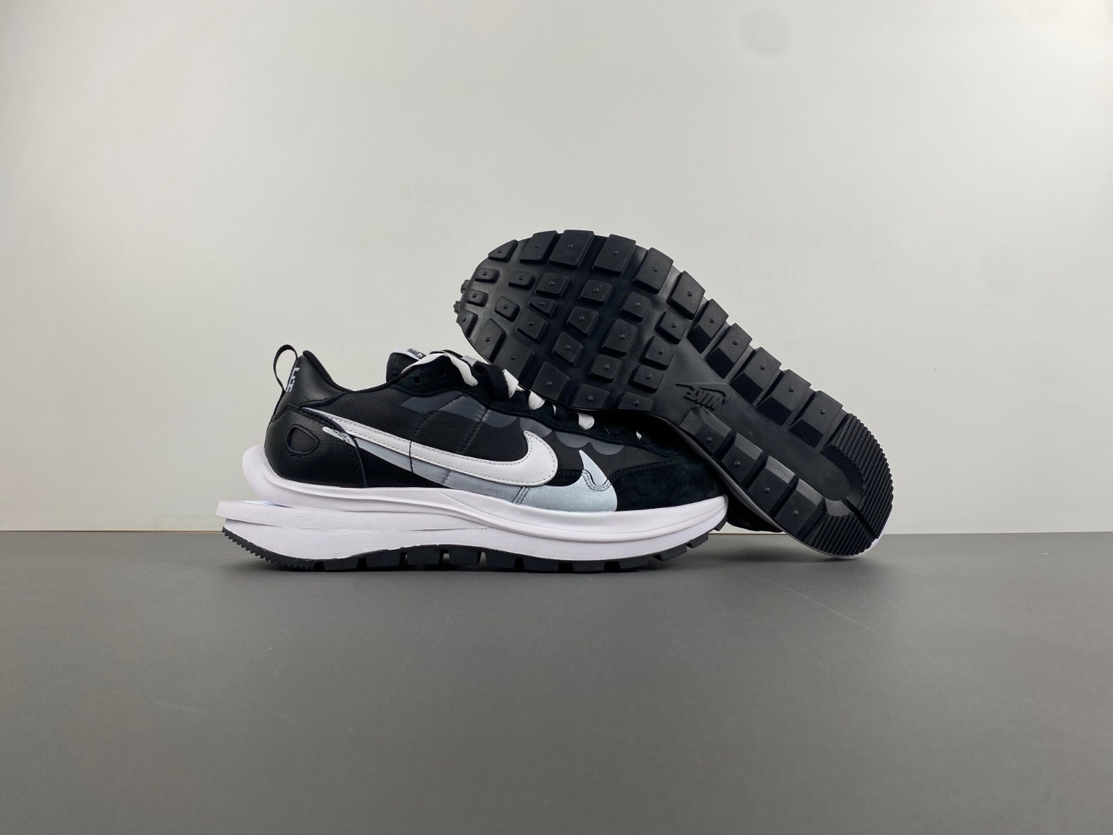 Nike VaporWaffle x Sacai “Black White” CV1363-001