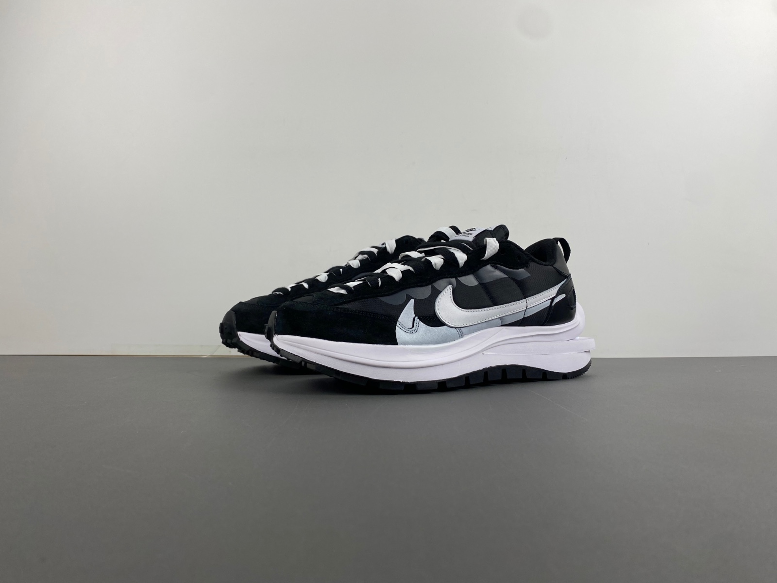 Nike VaporWaffle x Sacai “Black White” CV1363-001
